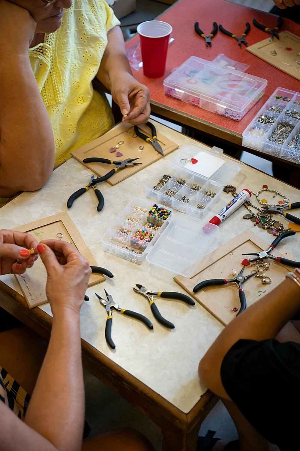 Manos trabajando en un taller creativo de ONÍRICA